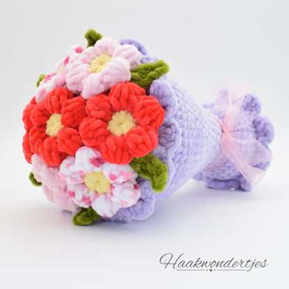 Gehaakt boeket bloemen met Wolans Bunny Baby garen en Wollbiene Softy Color Chenille garen in paars, rood, en roze