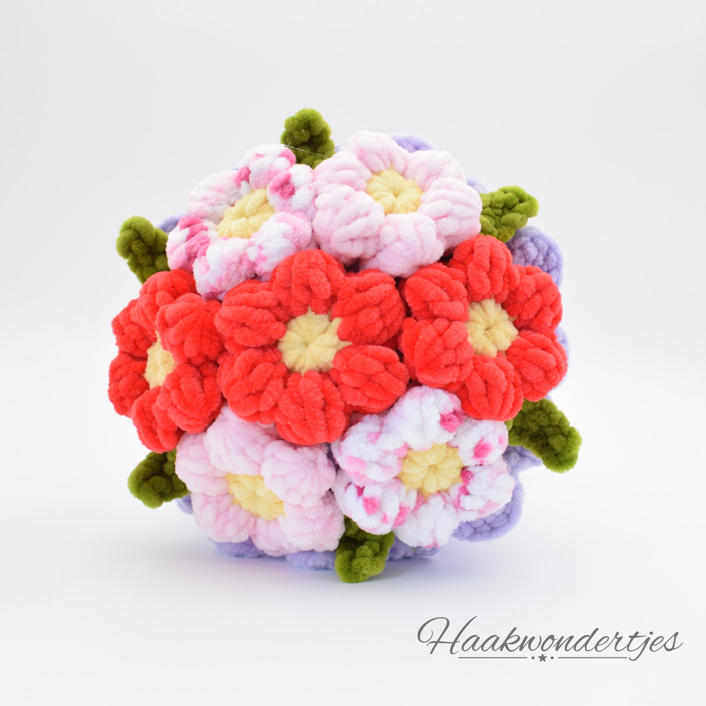 Gehaakt boeket bloemen met Wolans Bunny Baby garen en Wollbiene Softy Color Chenille garen in paars, rood, en roze
