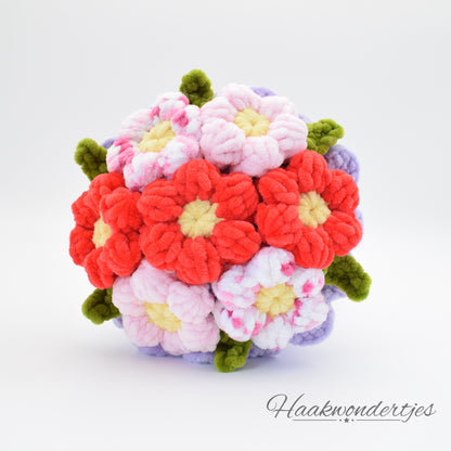 Gehaakt boeket bloemen met Wolans Bunny Baby garen en Wollbiene Softy Color Chenille garen in paars, rood, en roze