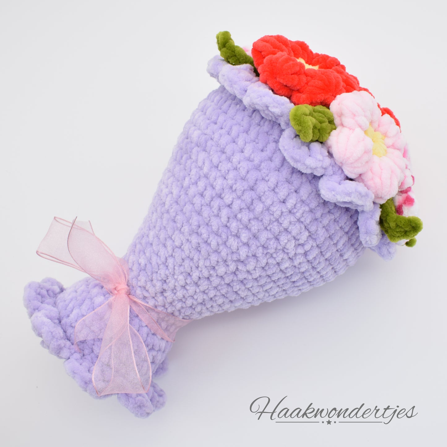 Gehaakt boeket bloemen met Wolans Bunny Baby garen en Wollbiene Softy Color Chenille garen in paars, rood, en roze