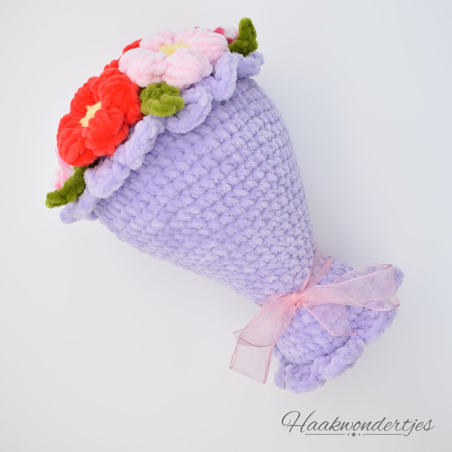 Gehaakt boeket bloemen met Wolans Bunny Baby garen en Wollbiene Softy Color Chenille garen in paars, rood, en roze