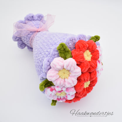 Gehaakt boeket bloemen met Wolans Bunny Baby garen en Wollbiene Softy Color Chenille garen in paars, rood, en roze