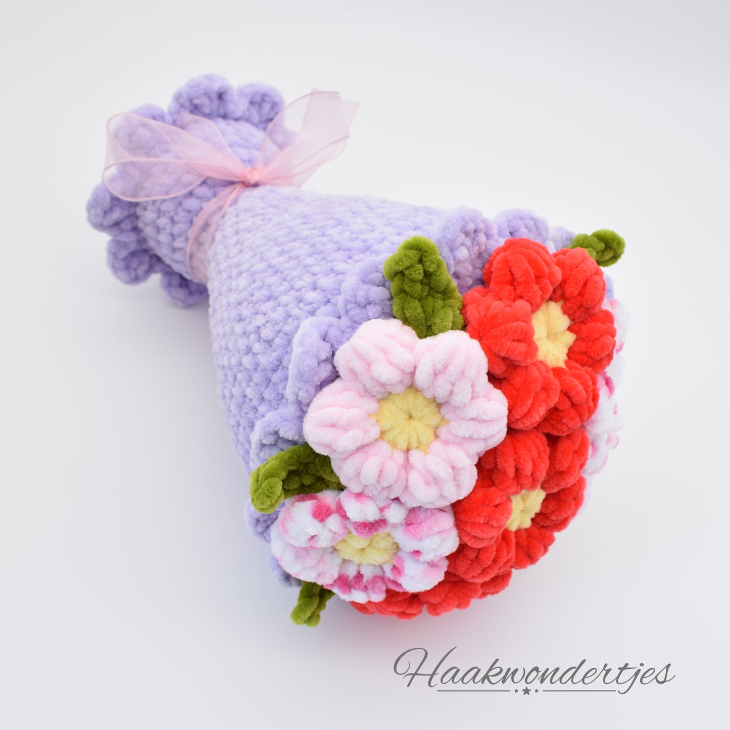 Gehaakt boeket bloemen met Wolans Bunny Baby garen en Wollbiene Softy Color Chenille garen in paars, rood, en roze