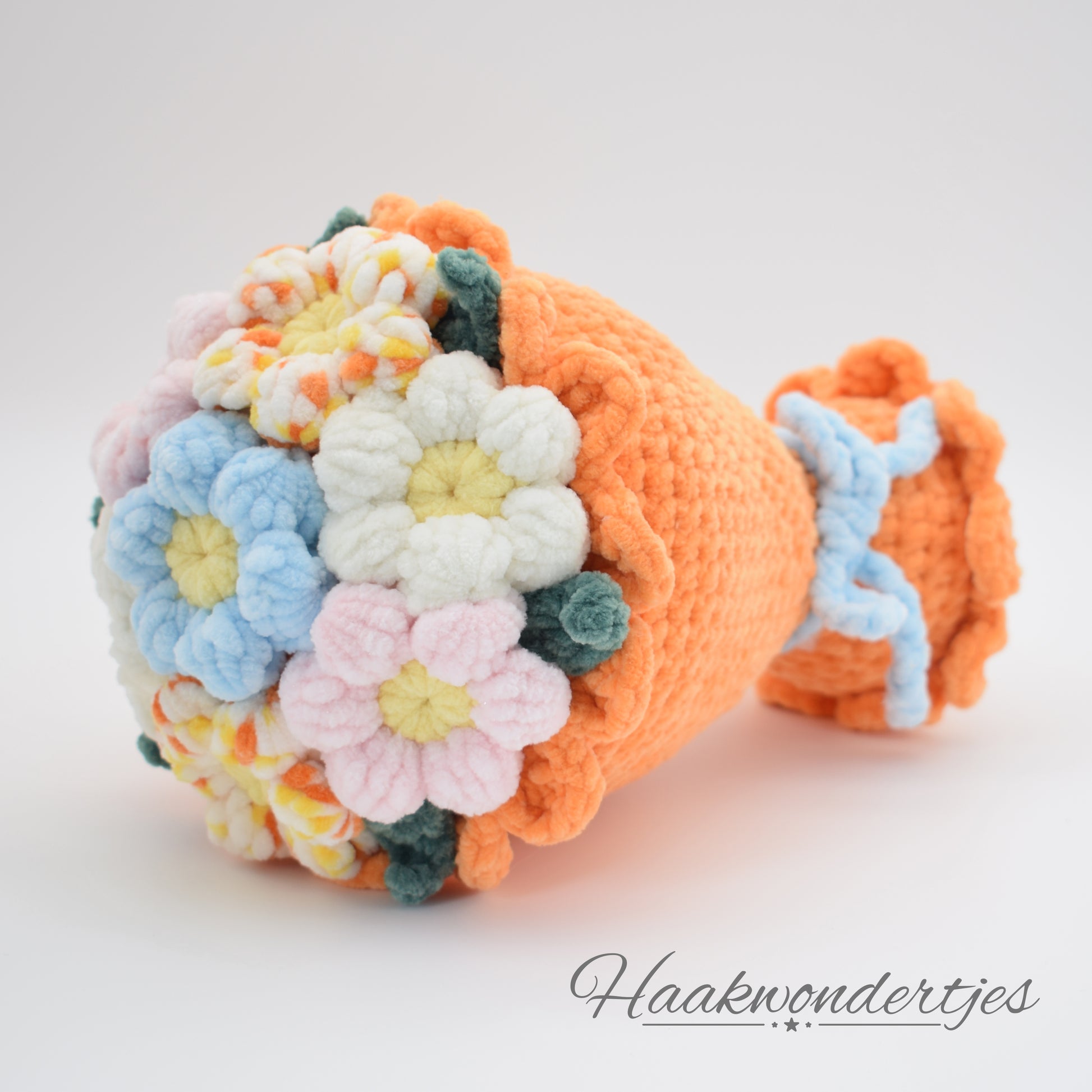 Gehaakt boeket bloemen met Wolans Bunny Baby garen en Wollbiene Softy Color Chenille garen in oranje, roze, blauw en crème