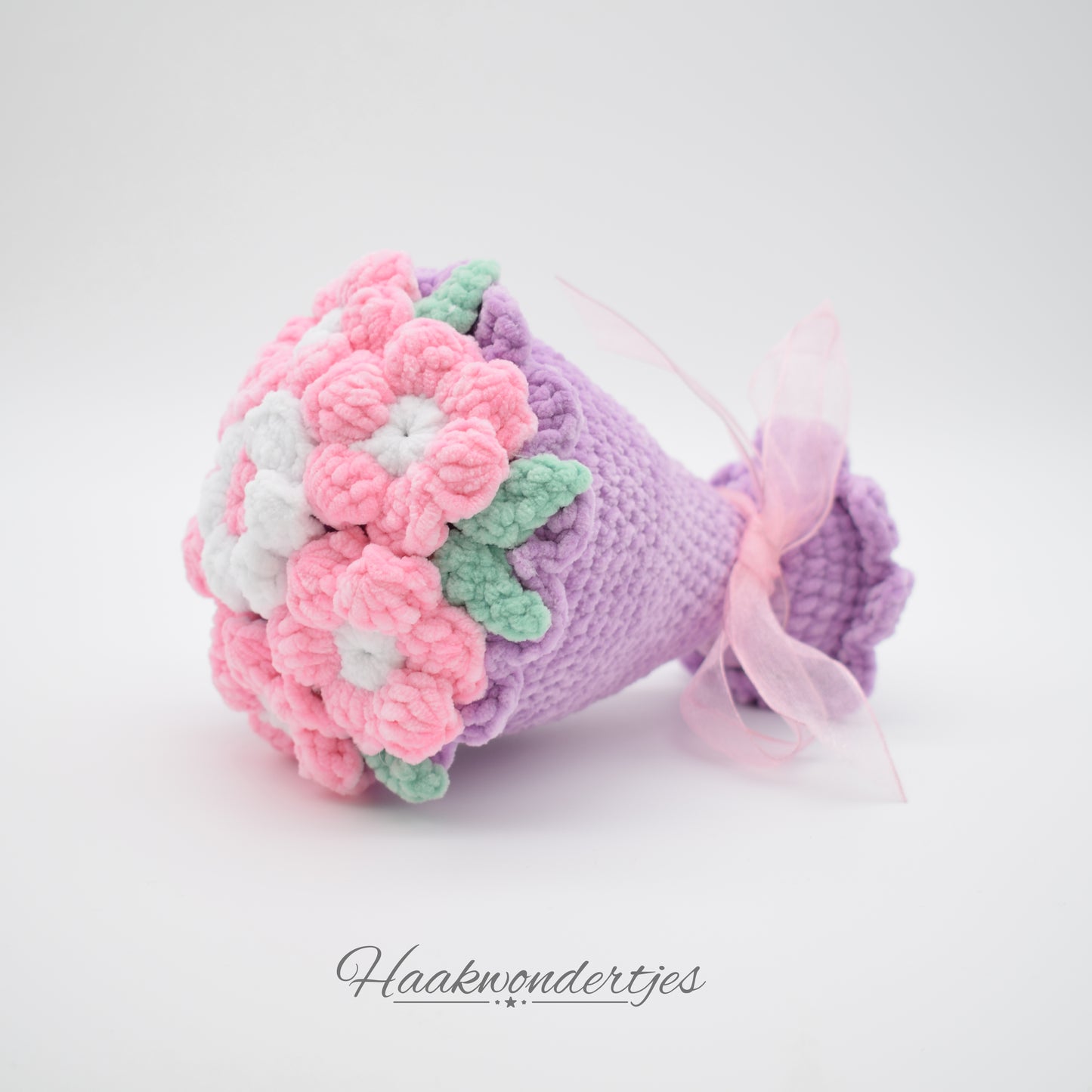Gehaakt boeketje bloemen met Durable Velvet garen in paars, roze en wit