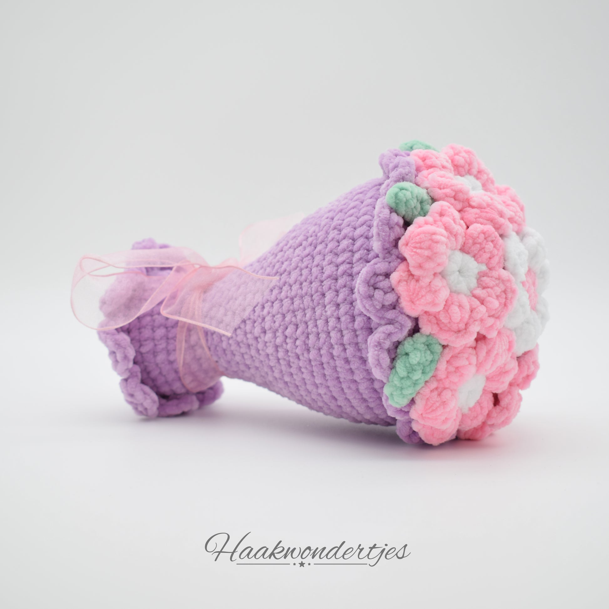 Gehaakt boeketje bloemen met Durable Velvet garen in paars, roze en wit