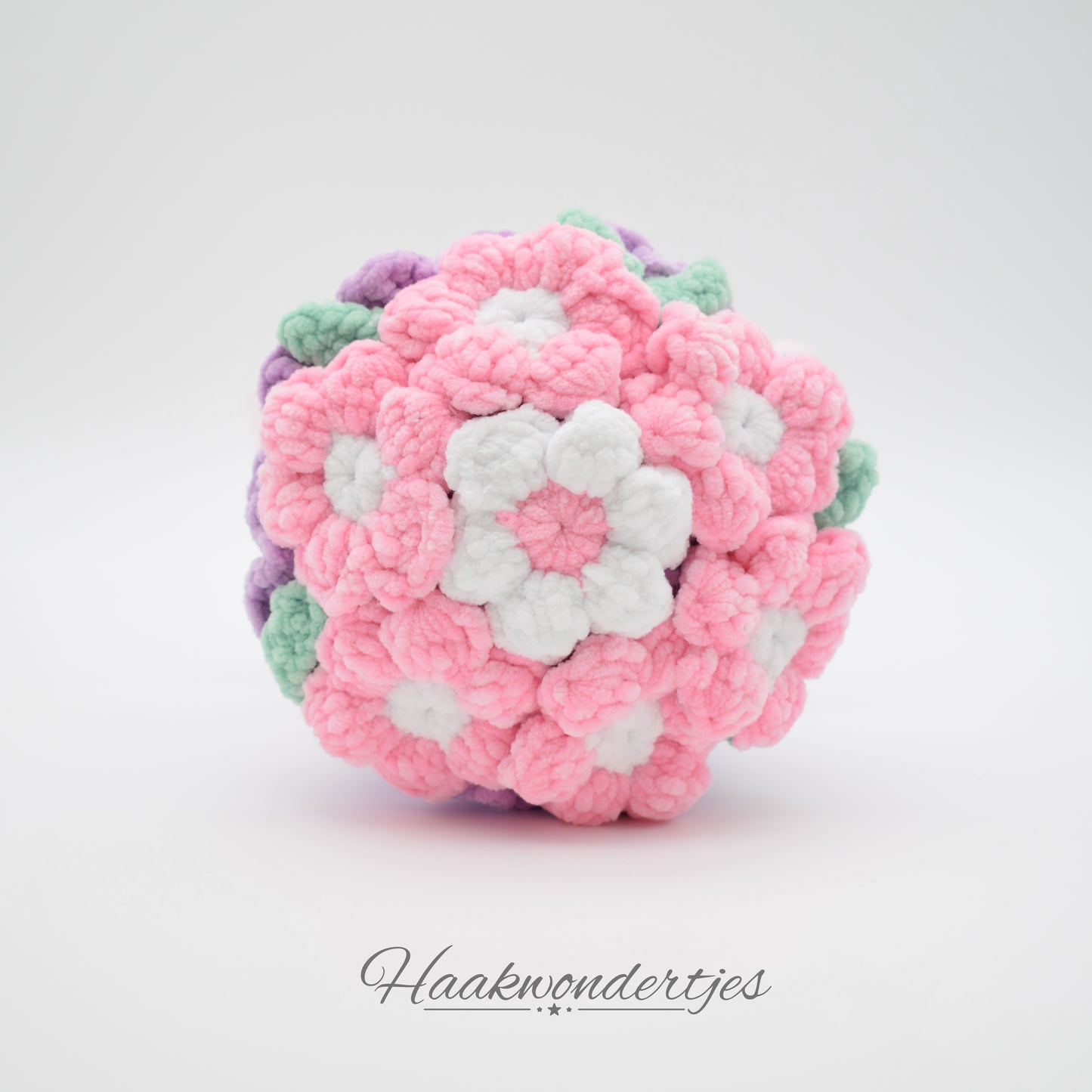 Gehaakt boeketje bloemen met Durable Velvet garen in paars, roze en wit