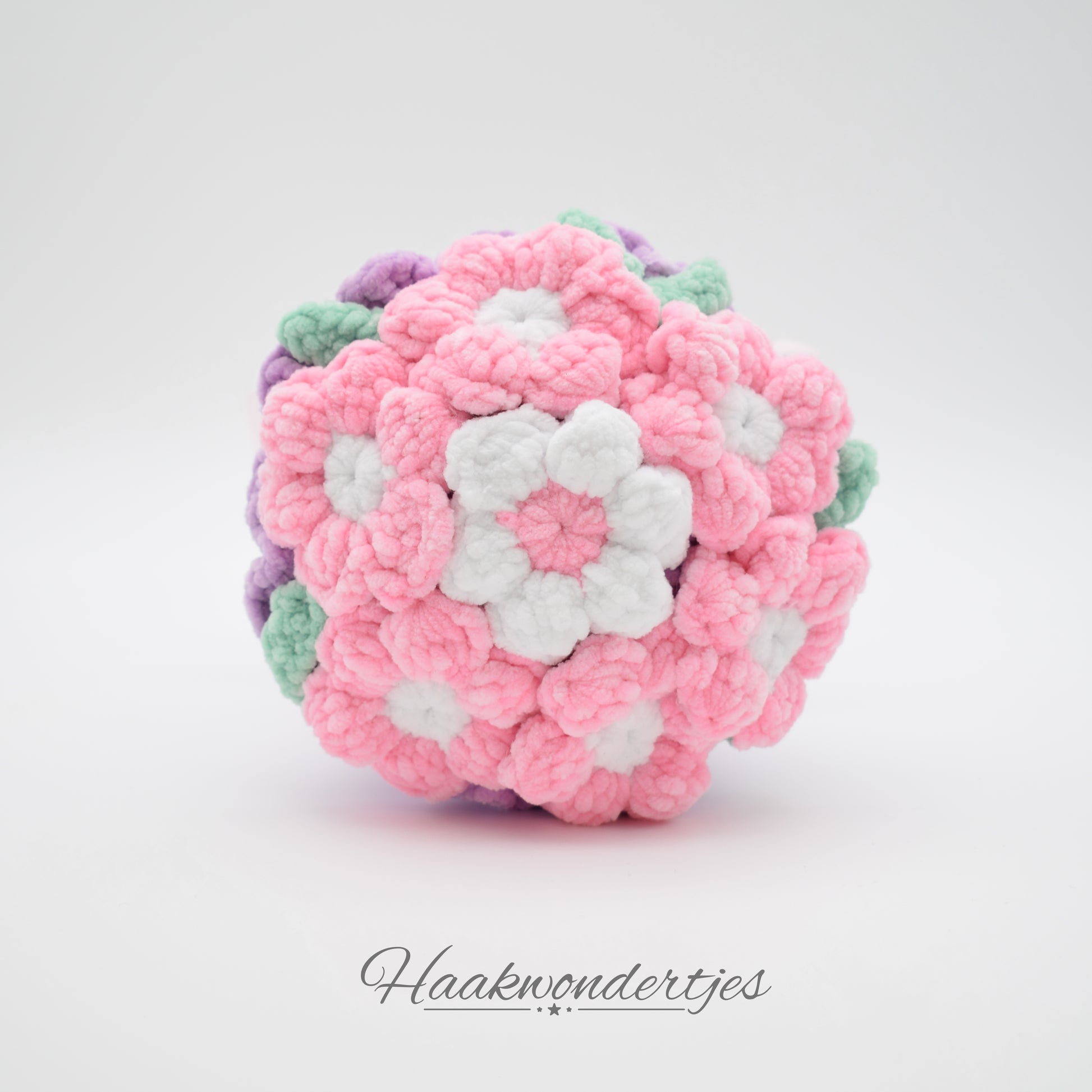 Gehaakt boeketje bloemen met Durable Velvet garen in paars, roze en wit