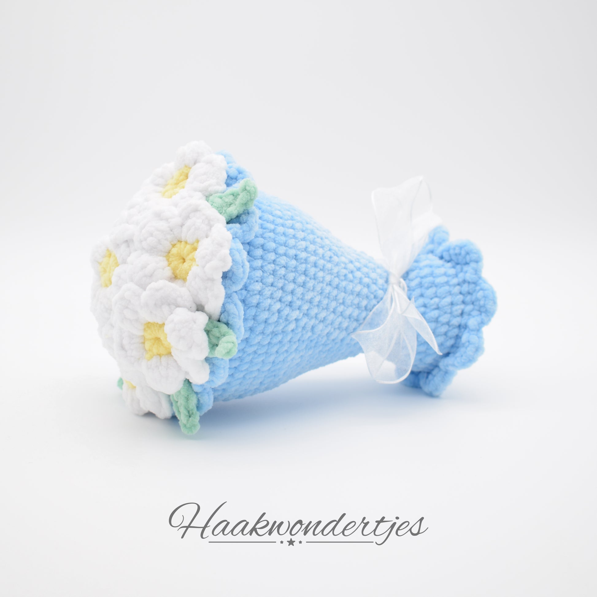 Gehaakt boeketje bloemen met Durable Velvet garen in blauw, wit en geel