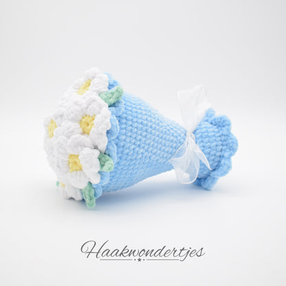 Gehaakt boeketje bloemen met Durable Velvet garen in blauw, wit en geel