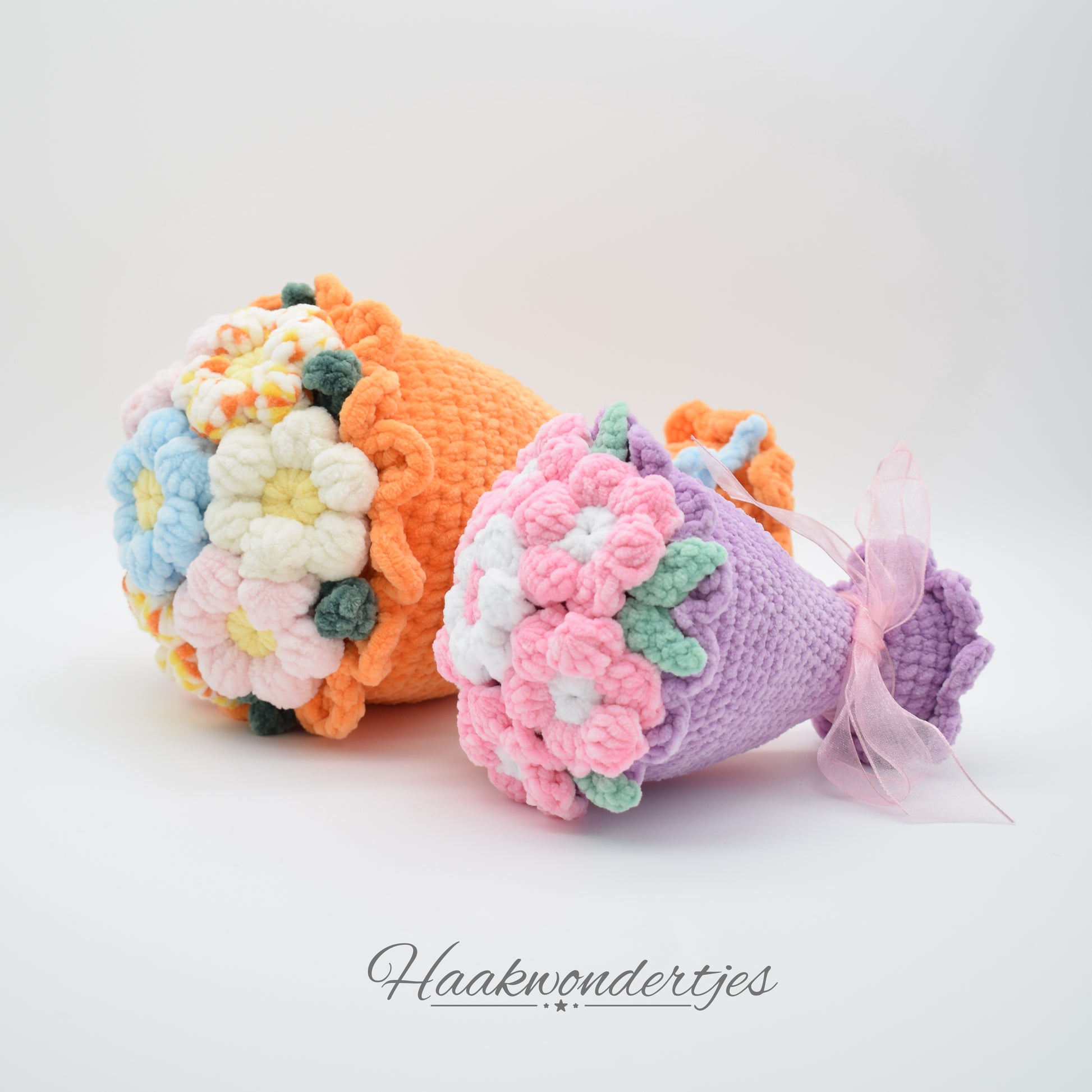 2 gehaakte boeketten bloemen met Wolans Bunny Baby en Wollbiene Softy Chenille garen en met Durable Velvet garen