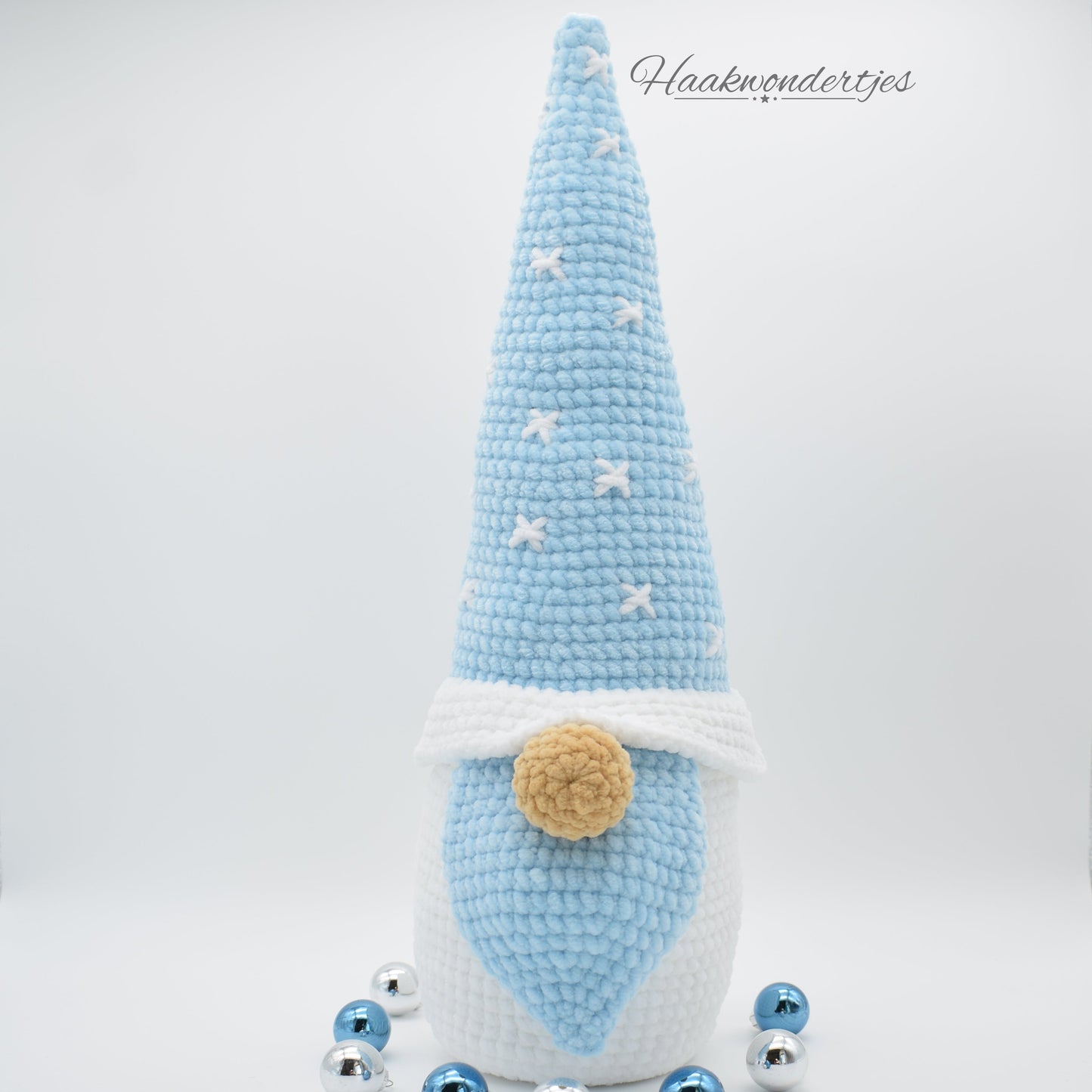 Handgemaakte gehaakte wintergnome in lichtblauw met witte sterretjes